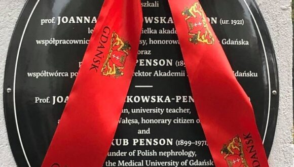 Tablica pamiątkowa upamiętniającej miejsce zamieszkania Pani Prof. Joanny Muszkowskiej-Penson oraz Jej nieżyjącego męża Prof. Jakuba