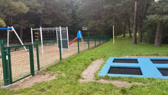 Naprawa ogrodzenia placu zabaw na Wroniej Górce Naprawa ogrodzenia placu zabaw na Wroniej Górce