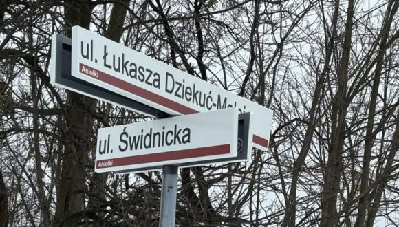 25 nowych tabliczek z nazwami ulic na Aniołkach 25 nowych tabliczek z nazwami ulic na Aniołkach